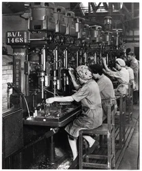Donne al lavoro, foratura e alesatura di raccordi per ali di aeromobili per Blackburn Aircraft, Olympia Works, Leeds, c.1939-45